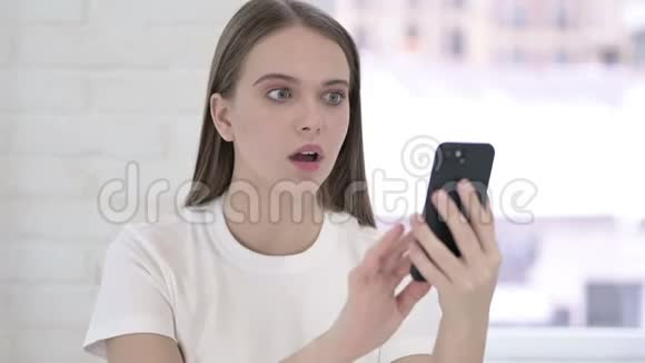 可怜的年轻女子在智能手机上迷路的肖像视频的预览图