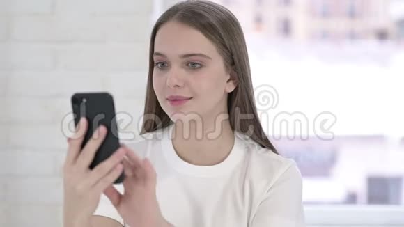 聚焦年轻女性使用智能手机的画像视频的预览图