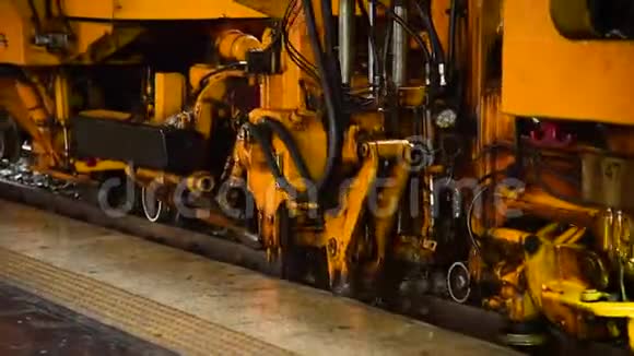 发动机在火车工业的轨道上移动金属钢动力视频的预览图