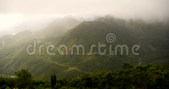 亚洲山地多风多雾覆盖山顶亚洲农场农业绿色景观种植绿米梯田视频的预览图