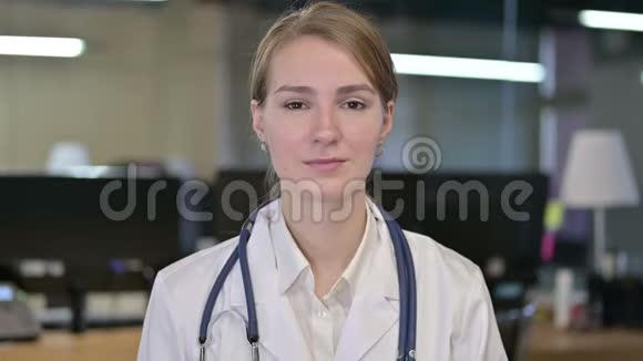 微笑的年轻女医生看镜头的肖像视频的预览图
