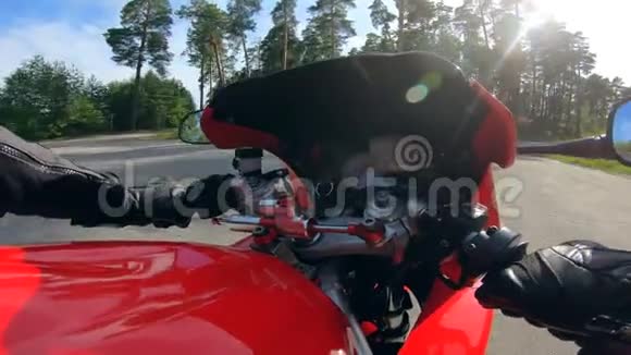 司机在骑摩托车时握住车把视频的预览图