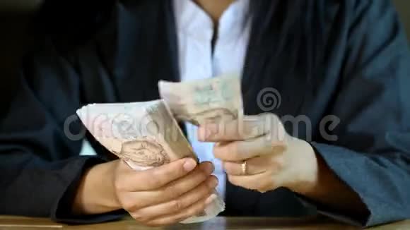 商务女性数一千泰铢钞票视频的预览图