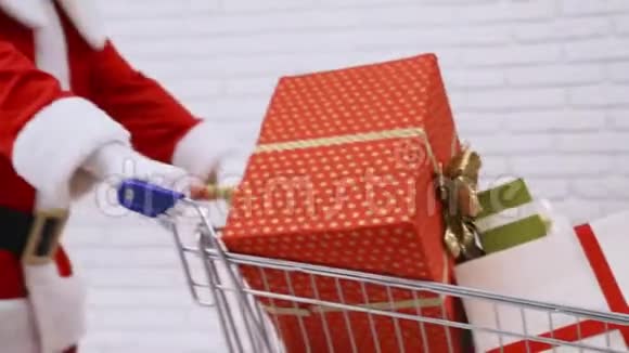 穿着服装的圣诞老人唱歌推着购物车视频的预览图