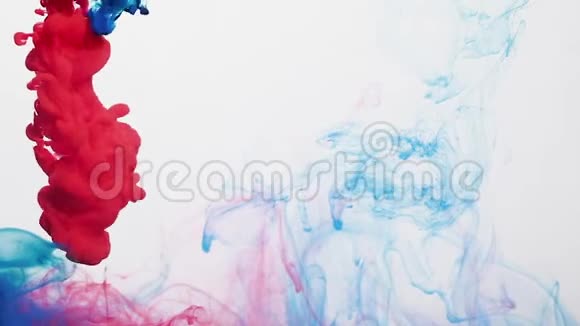 颜料滴深蓝色红墨水混合运动视频的预览图