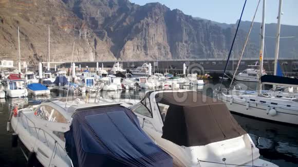 大量豪华游艇和船只的视频在港口被高高的悬崖和山脉包围全景视频的预览图