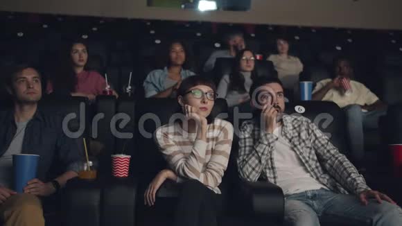 他在电影院和女友一起看电影视频的预览图
