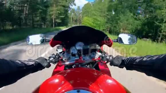 一个骑着红色自行车的摩托车手握着把手视频的预览图