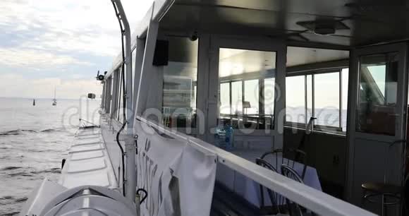 从甲板到船首的景色视频的预览图