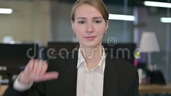 年轻女商人竖起大拇指的画像视频的预览图