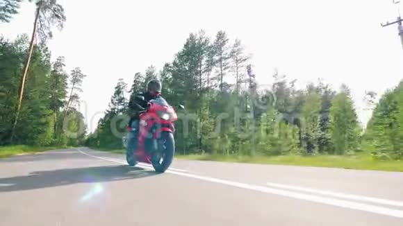 专业骑自行车的人在红色摩托车上表演特技视频的预览图