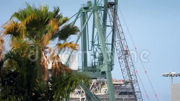 热带岛屿海港重型工业老丁起重机4K视频完美的背景或背景视频的预览图