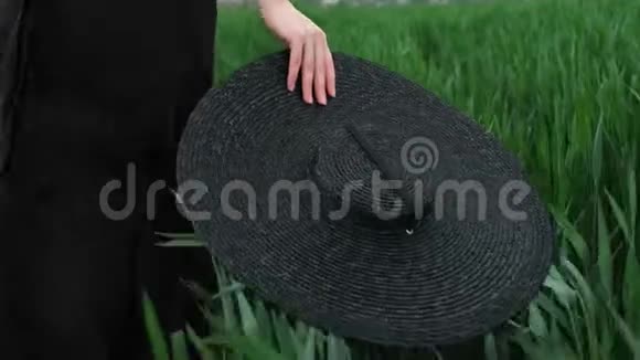 大黑圆帽在女孩手中视频的预览图
