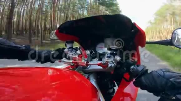 摩托车手骑着一辆红色自行车拿着车把视频的预览图