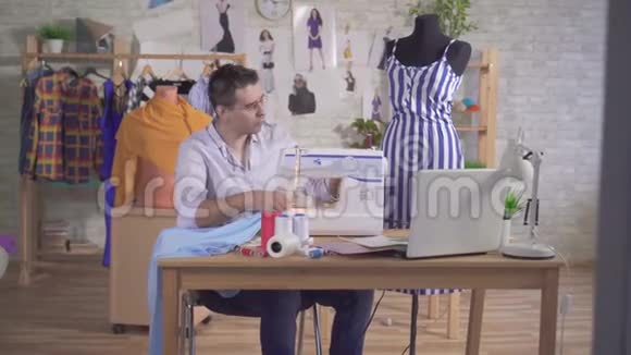 男士时装设计师在缝纫机上裁缝视频的预览图