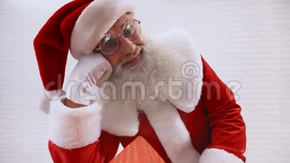 老人穿着传统圣诞老人服装带着购物车视频的预览图