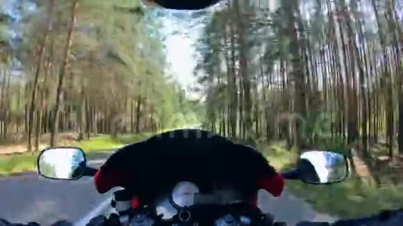 人们骑摩托车骑得很快靠近树木视频的预览图