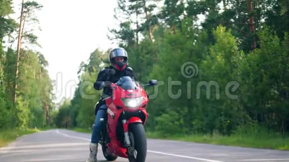 一个人驾驶一辆红色摩托车在路上视频的预览图