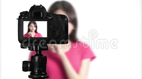 亚裔美国女性在镜头上有一个尤里卡时刻为社交媒体创造内容视频的预览图