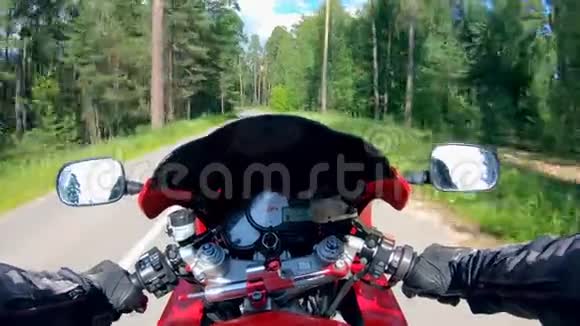 骑自行车的人骑摩托车在一条长路上用速度计视频的预览图