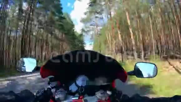 骑摩托车的人在乡村公路上骑自行车视频的预览图