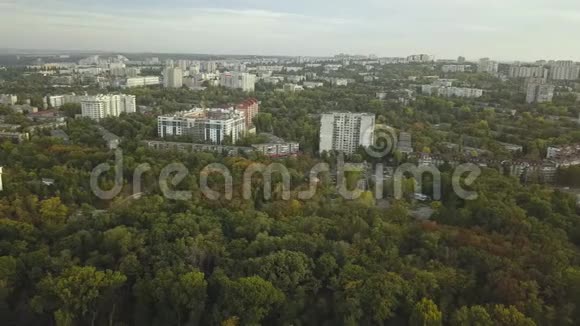 秋天的城市风景空中镜头视频的预览图