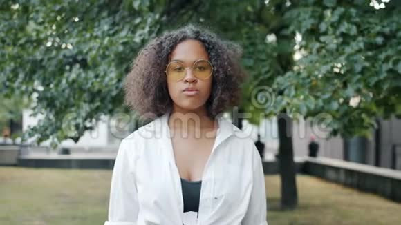 非洲裔美国女孩在公园里站在户外的肖像视频的预览图