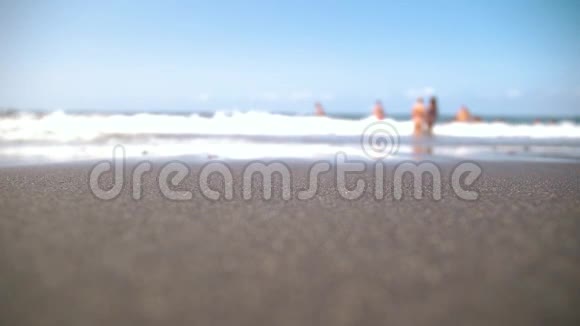 在阳光明媚的风日用黑色火山沙拍摄美丽的海洋海滩的特写视频完美的宁静视频的预览图