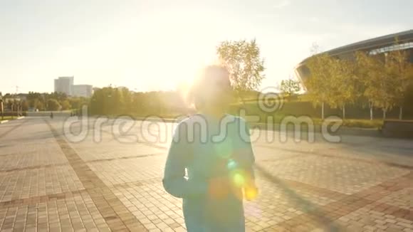 成熟的女人在公园跑步视频的预览图