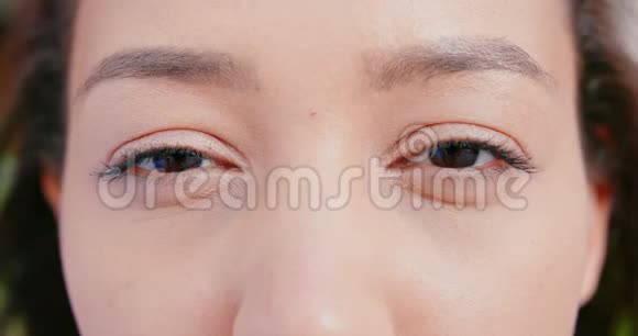 亚洲小姐眼睛眨眨眼的户外视频的预览图
