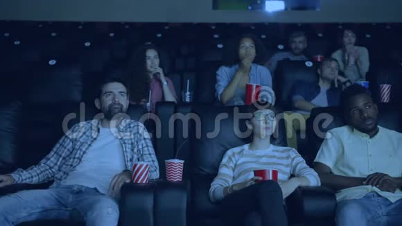 非裔美国人在电影院打哈欠对无聊的电影感到失望视频的预览图