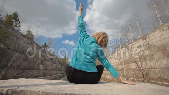 女人在大理石上做瑜伽视频的预览图