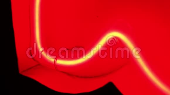 红色霓虹灯的作物片段视频的预览图