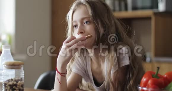 长头发的严肃女学生吃白面包视频的预览图