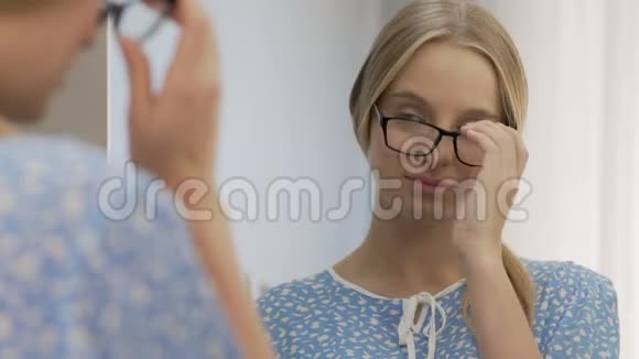 可爱的女孩摘下眼镜解开头发自然美丽自尊视频的预览图
