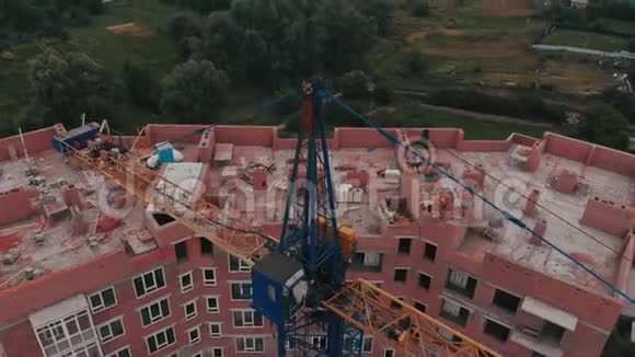 蓝天上的起重机和建筑工地视频的预览图