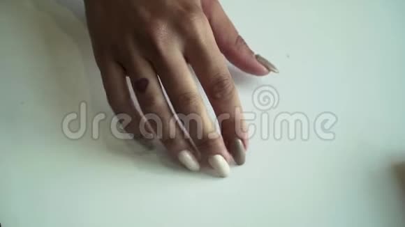 用美甲在桌子上特写女性的手女孩正用手指做手势以表示期待视频的预览图