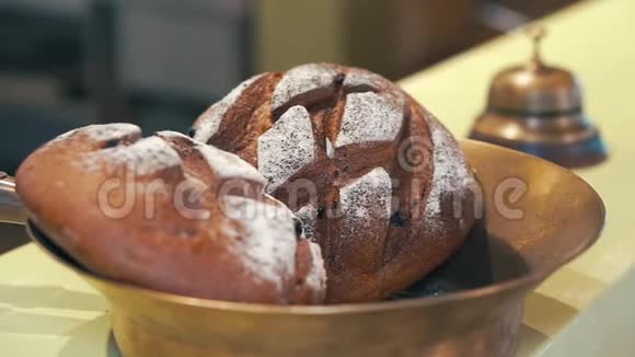碗里的俄罗斯棕色黑色面包餐厅风格的生意合上蛋糕视频的预览图