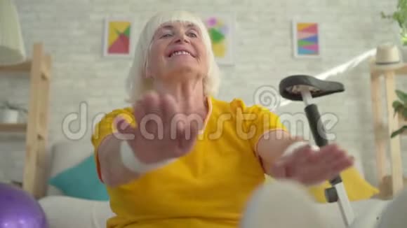 积极健身奶奶做体育锻炼视频的预览图