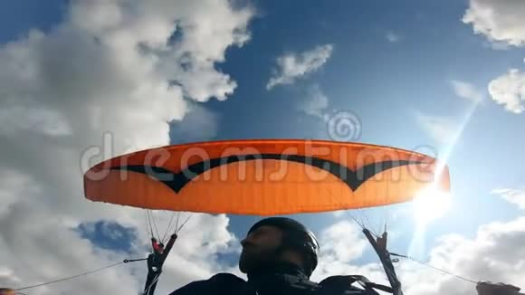 一个人的寄生过程滑翔伞飞行视频的预览图