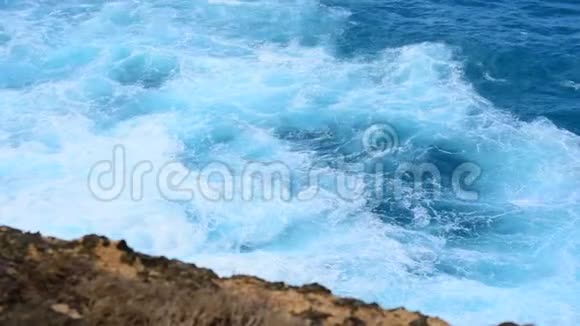 夏季热带海滩蓝色海洋自然景观与白色波浪在热带夏季岛视频的预览图