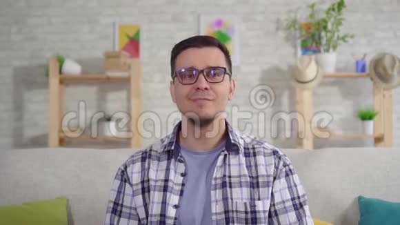 中年男性喉切除术后使用电子语音的肖像视频的预览图