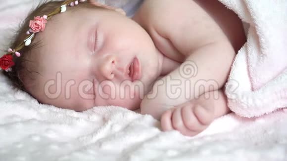 初生的小宝贝女孩正睡在床上甜甜的梦到小宝贝健康的入睡视频的预览图