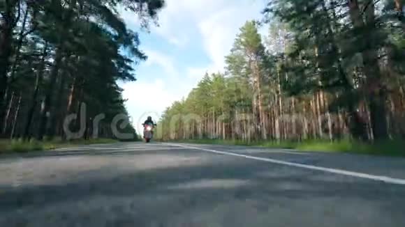 一个摩托车手骑着一辆红色自行车在路上视频的预览图