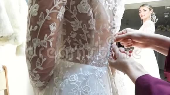 年轻的新娘穿上婚纱视频的预览图
