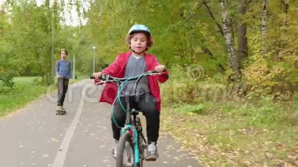少年骑着滑板兄弟骑着自行车视频的预览图