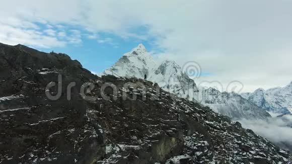 徒步旅行者看着AmaDablam山喜马拉雅山尼泊尔鸟瞰图视频的预览图