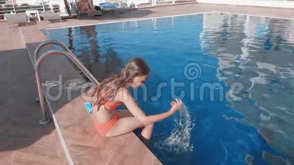 游泳衣玩泳池的快乐孩子视频的预览图