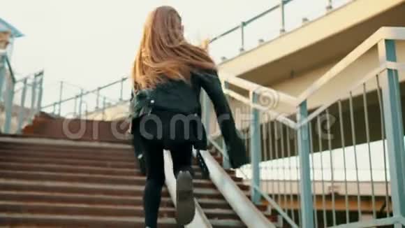 穿着皮夹克在楼梯上跳舞的少女视频的预览图