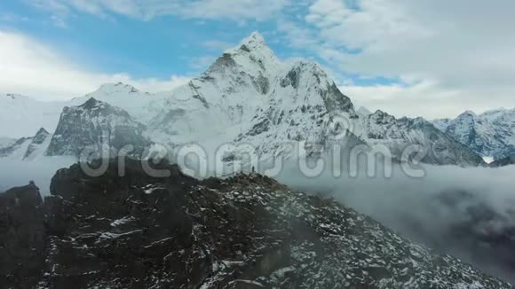 人看着阿玛达布拉姆山喜马拉雅山尼泊尔鸟瞰图视频的预览图